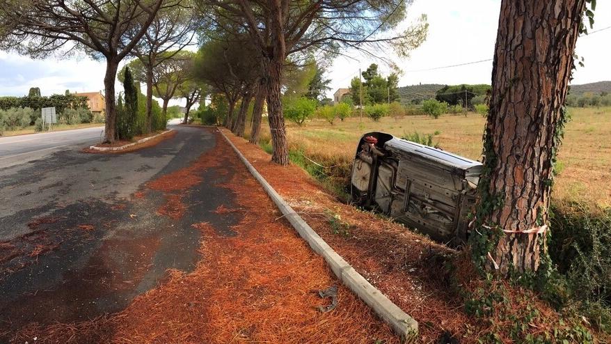 Nella foto l’auto abbandonata lungo il fosso che costeggia la Vecchia Aurelia