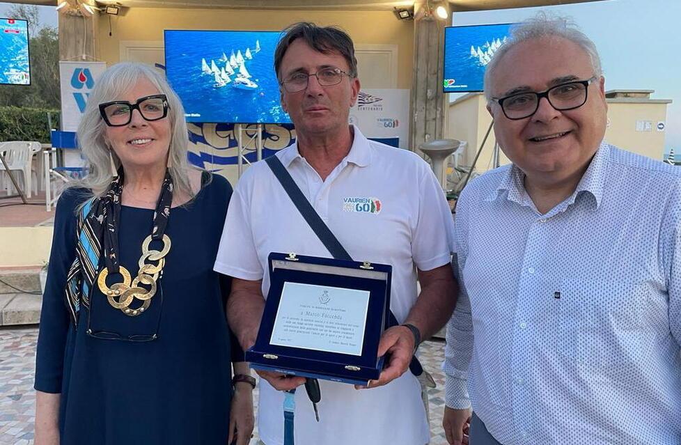 Un momento della consegna della targa avvenuta al circolo Canottieri Solvay durante un evento celebrativo del primo Vaurien costruito in Italia