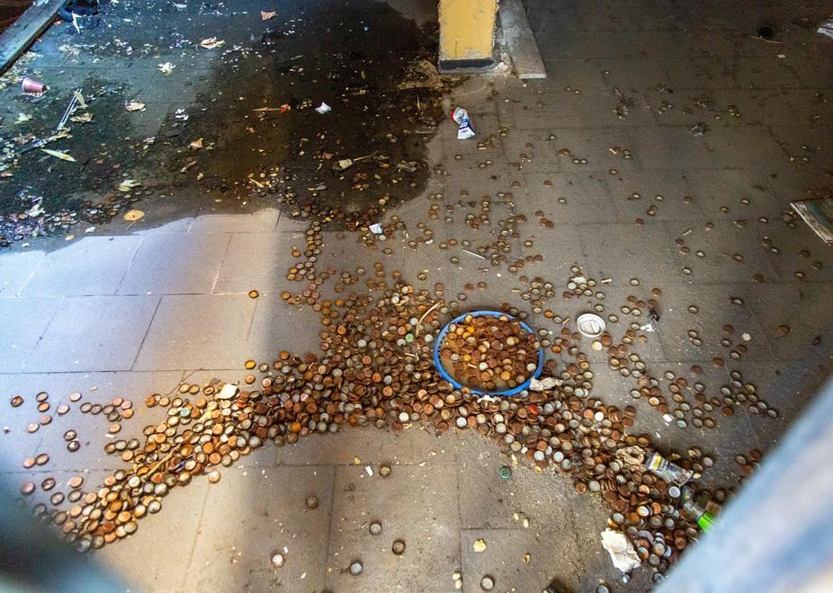 Tappi e rifiuti lasciti nell’androne del Fulgor in via Maso da Finiguerra