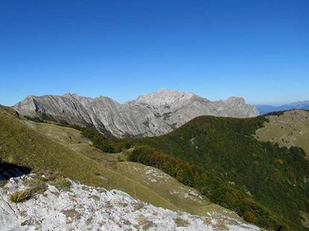Tragedia sulle Apuane, escursionista di 28 anni cade e muore sul colpo ...