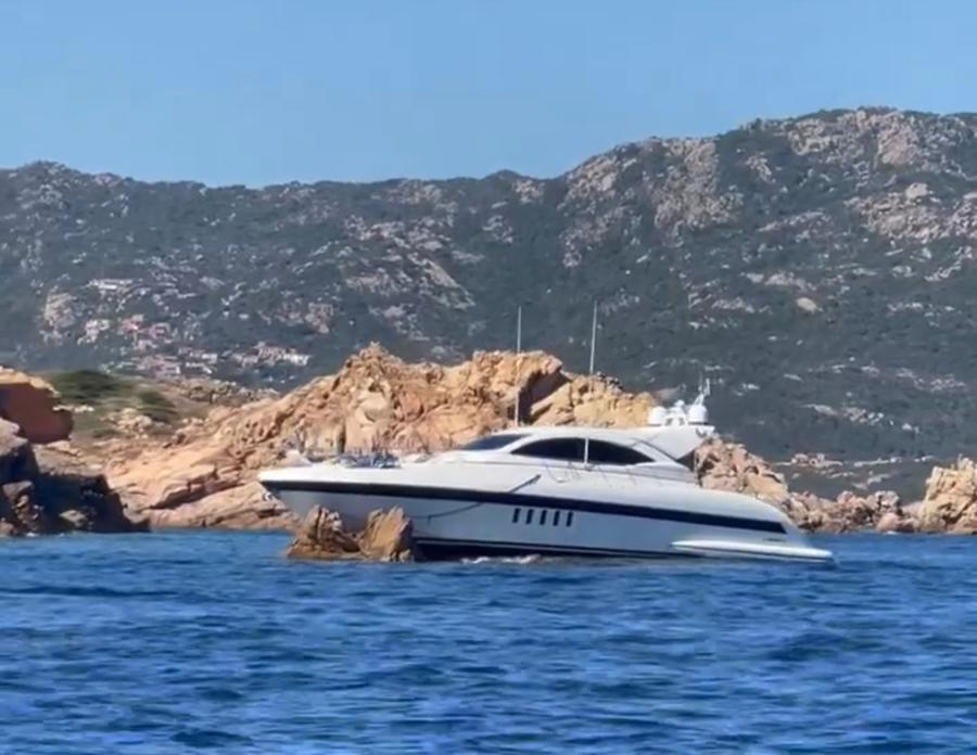 Costa Smeralda, grosso motoscafo s’incastra sugli scogli nella stessa zona del tragico incidente dello yacht Amore
