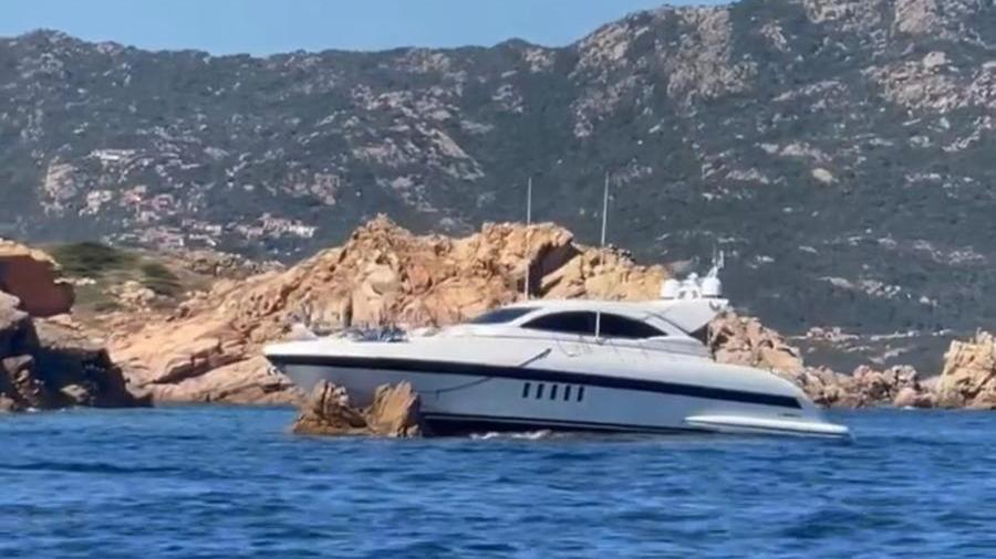 Costa Smeralda, grosso motoscafo s’incastra sugli scogli nella stessa zona del tragico incidente dello yacht Amore
