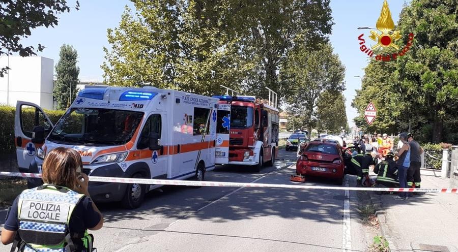 Tamponamento tra tre auto, gravi due bambine di 7 e 10 anni