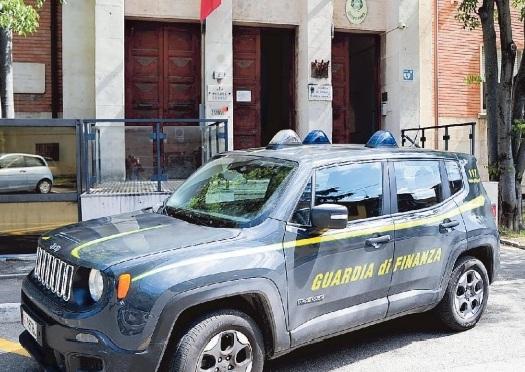 Cinque case, lingotti d’oro e auto Maxi confisca da 1,5 milioni