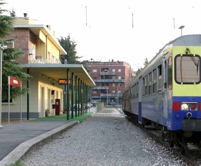 Lite in stazione a Vignola Lo ferisce con un coltello