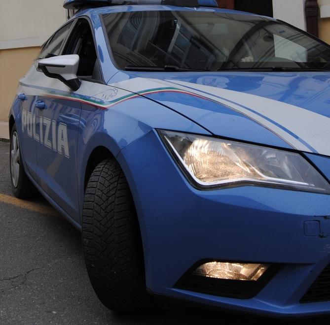 Modena Lite al terzo piano di una palazzina La polizia chiama i pompieri per salire 