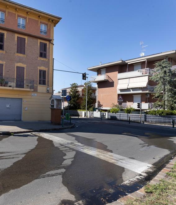 Modena Si rompe il tubo della conduttura e l’acqua si riversa in strada per giorni 