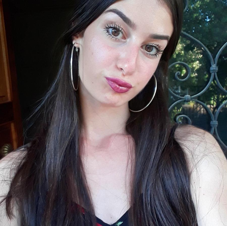 Muore a 28 anni scivolando dal sentiero: il tentativo del fidanzato di afferrarla, poi la caduta