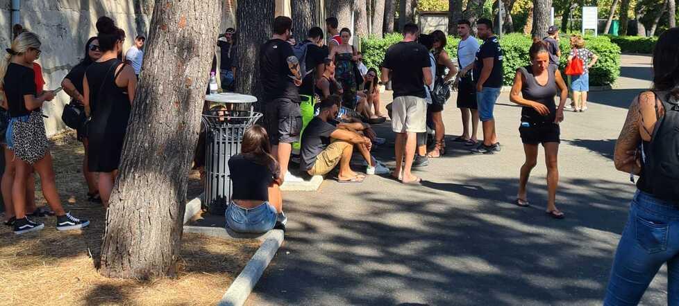 I tanti amici di Denny Magina riuniti alla camera mortuaria
