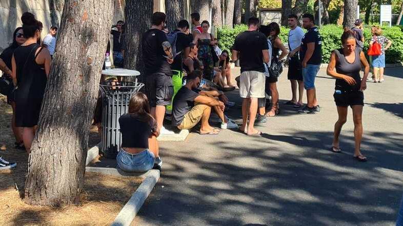 I tanti amici di Denny Magina riuniti alla camera mortuaria