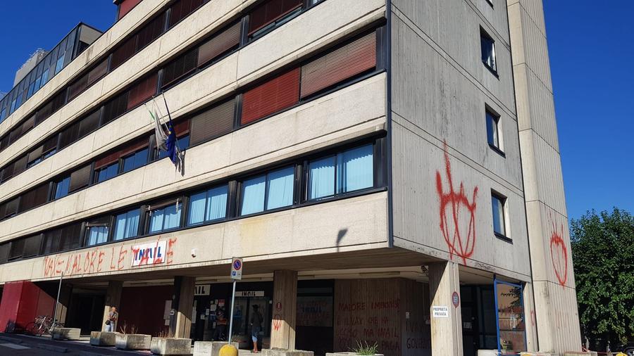 Modena, blitz no vax alla sede Inail