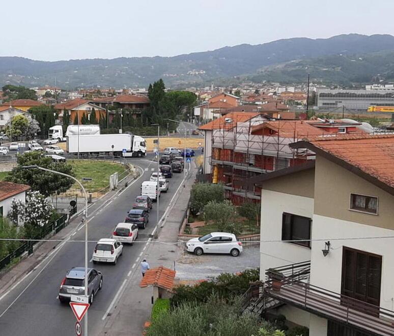Il cantiere è in ritardo:  via Gallo ancora nel caos