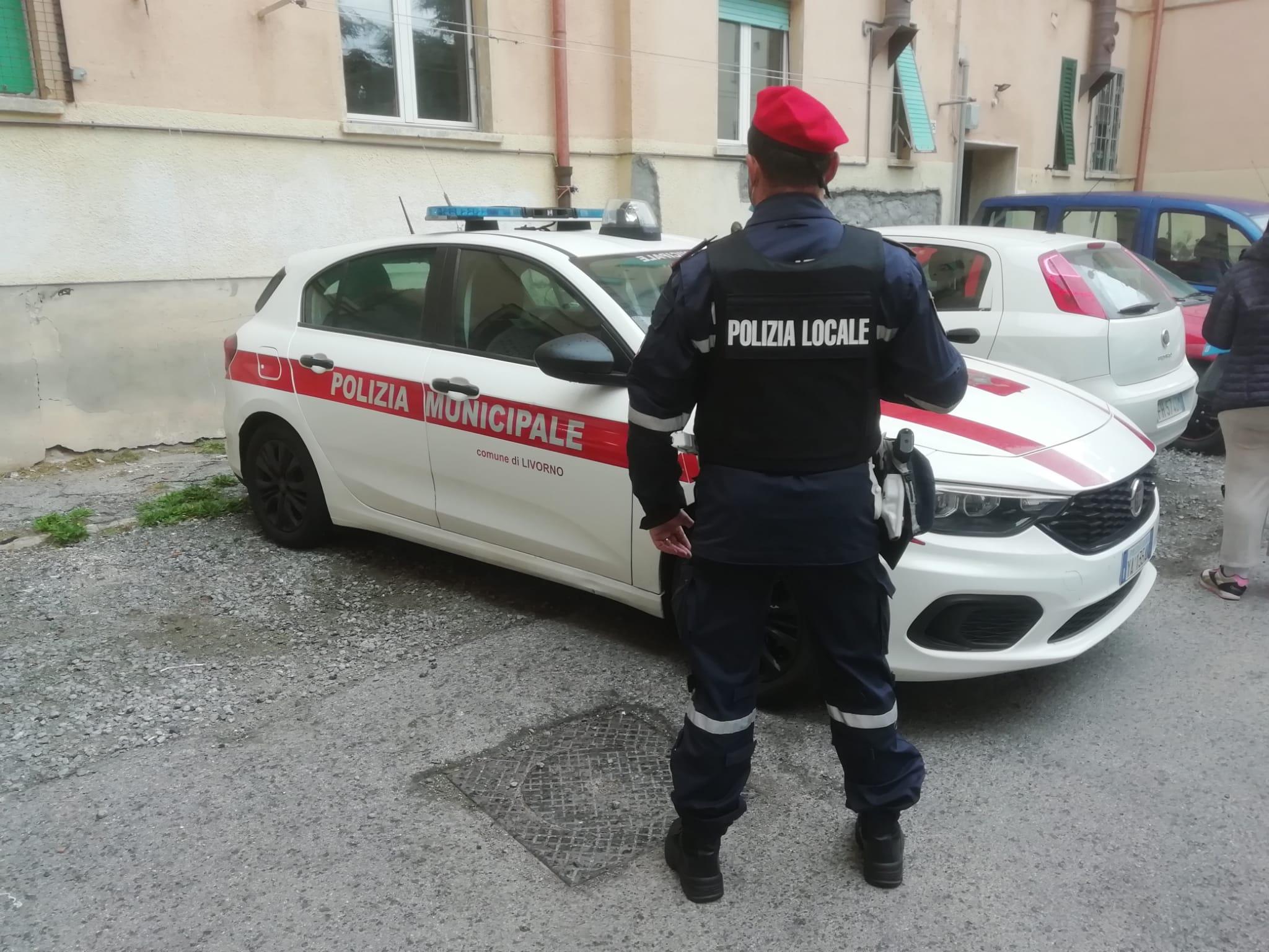 Un poliziotto locale mentre fa uno sgombero in via Giordano Bruno