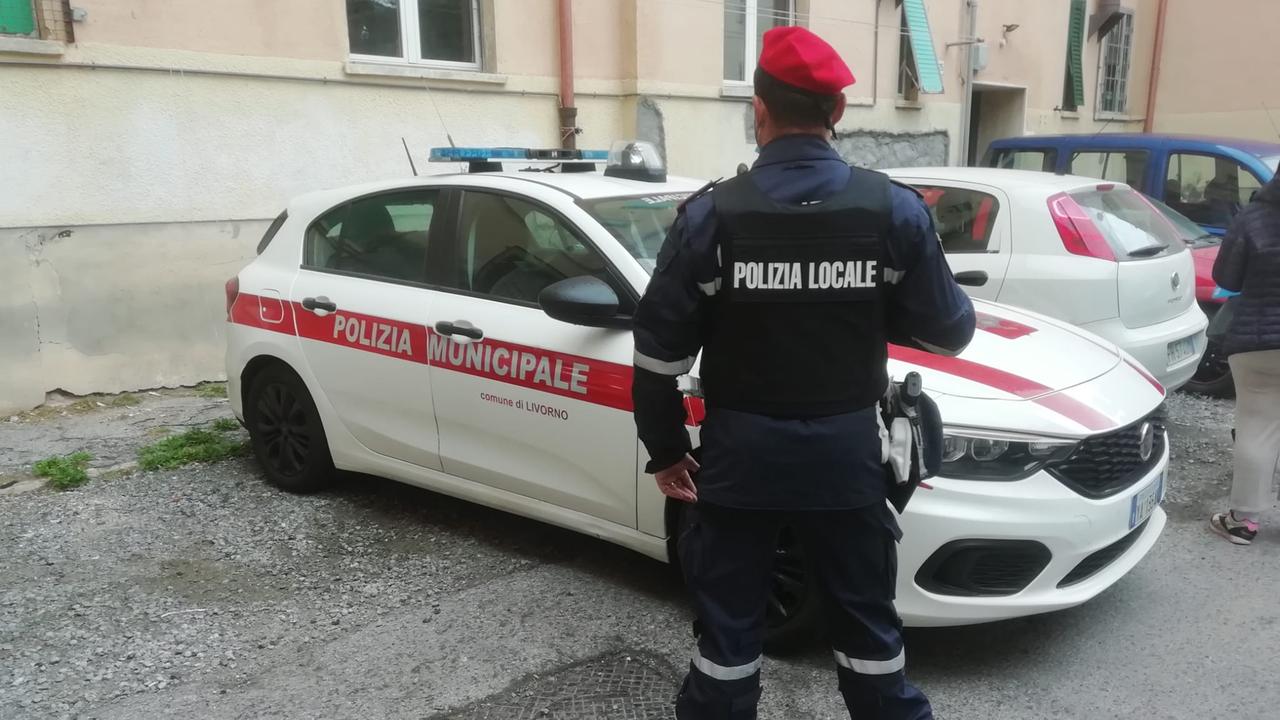 Un poliziotto locale mentre fa uno sgombero in via Giordano Bruno