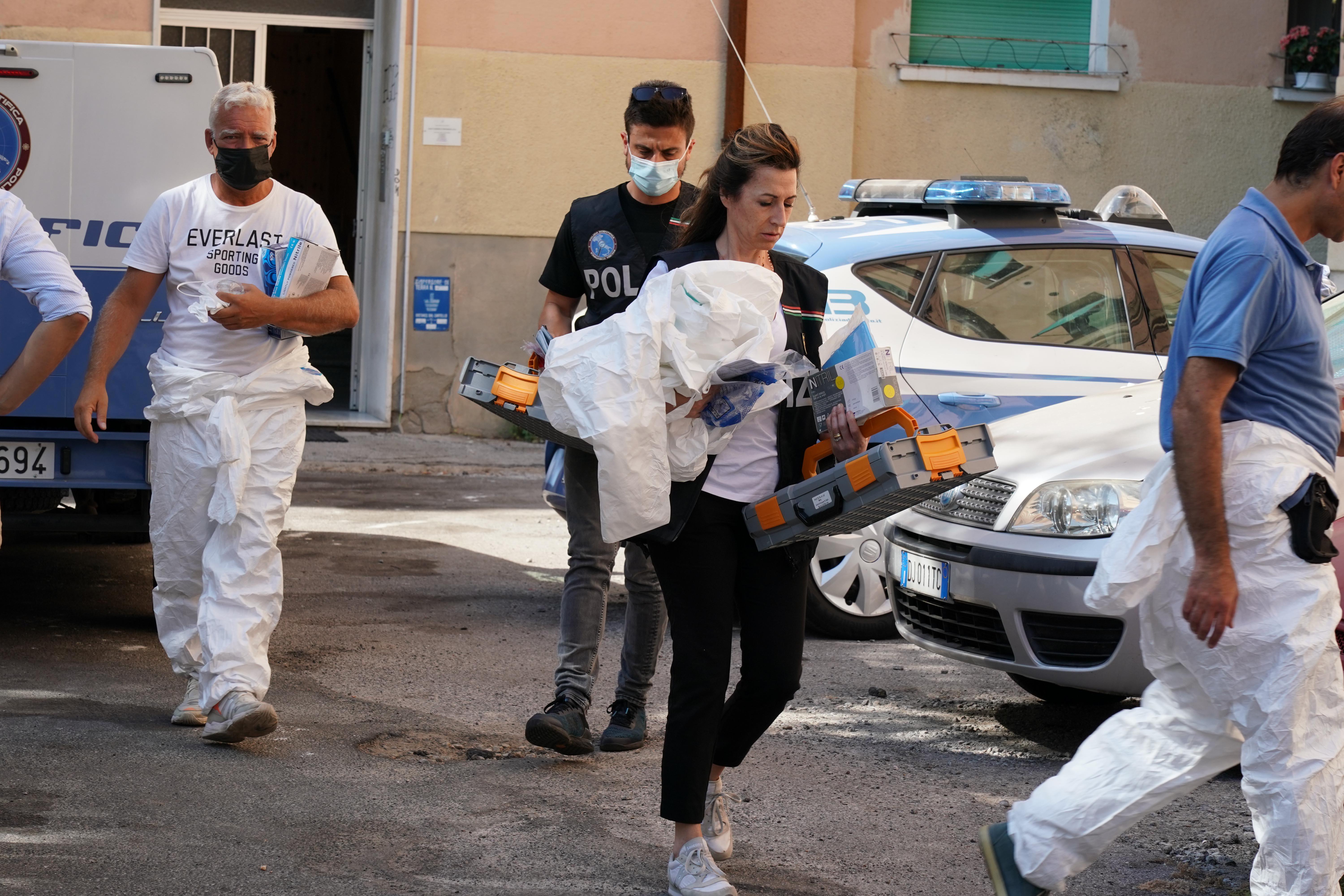 La scientifica sotto casa di Ginetta Giolli (foto Franco Silvi)