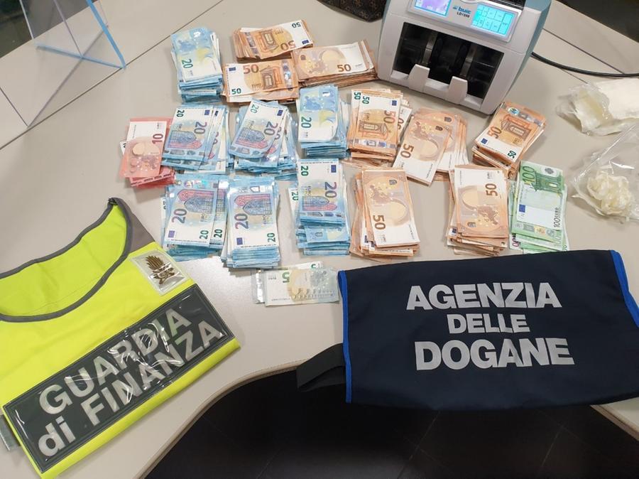 Dogane, non dichiara 59mila euro in bagaglio: 24.500 sequestrati