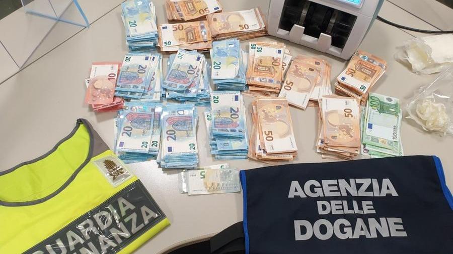 Dogane, non dichiara 59mila euro in bagaglio: 24.500 sequestrati