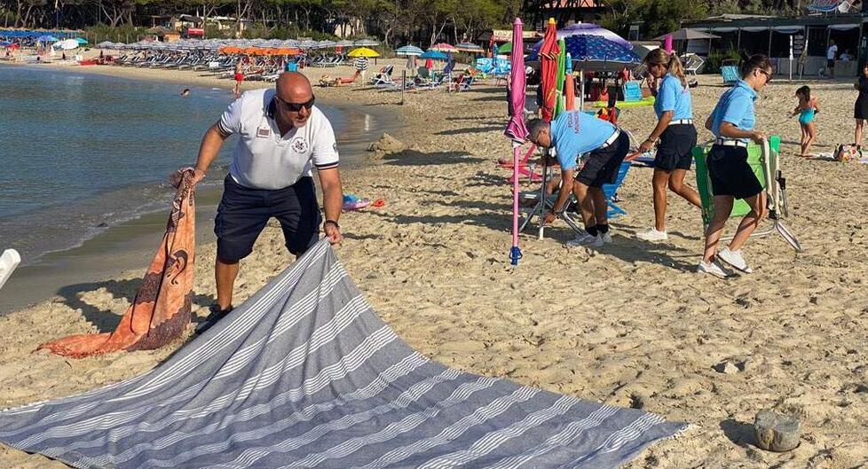 Sdraio e giochi per prendere il posto, sequestrati anche 60 ombrelloni