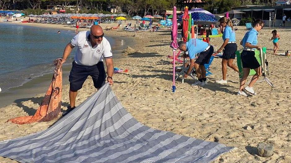 Sdraio e giochi per prendere il posto, sequestrati anche 60 ombrelloni