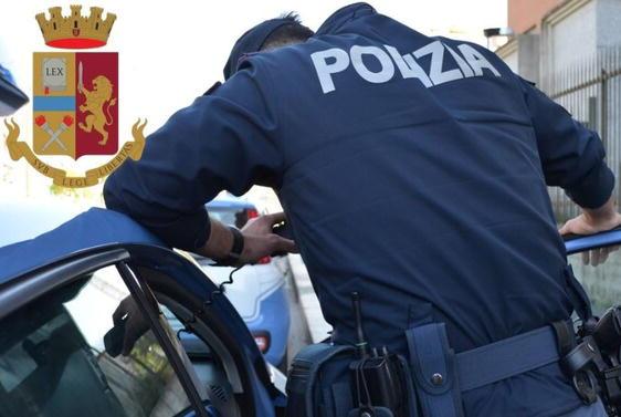 Picchia la moglie e tre figli piccoli, arrestato 