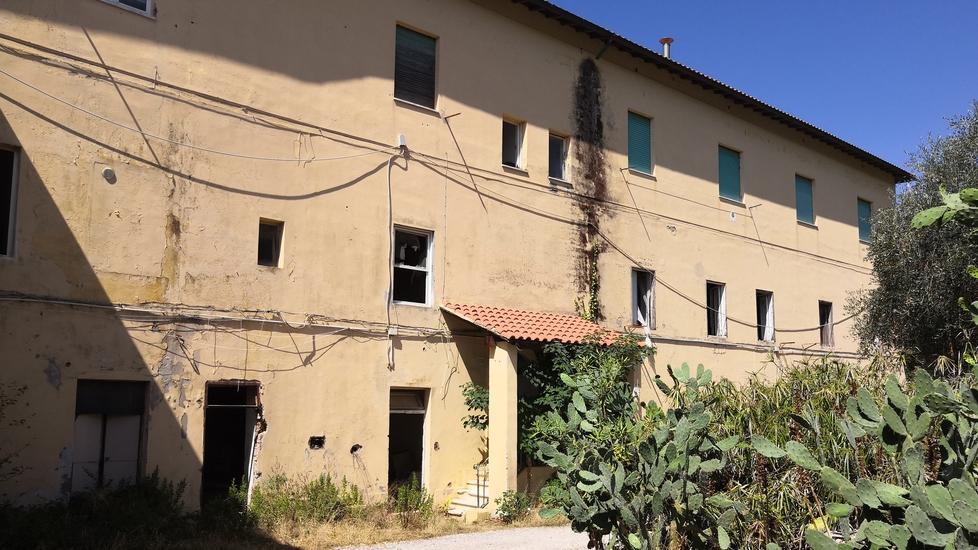 Il palazzo comunale abbandonatola discarica vista mare è sempre lì