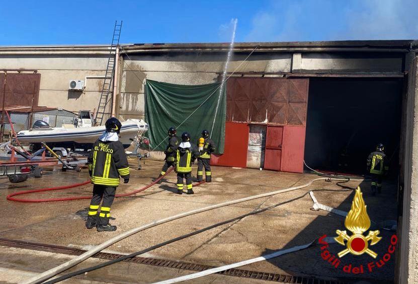 Arzachena, fiamme in un capannone di rimessaggio nautico