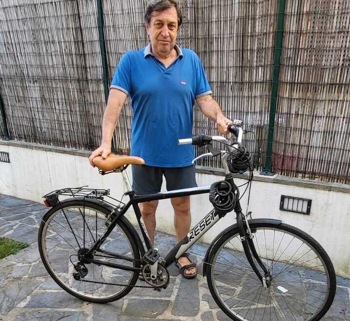 La bici di Yuri ritrovata in via del Serraglio dopo che era stata rubata al fratello Paolo