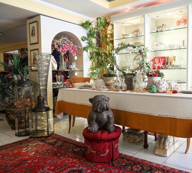 Una veduta interna del negozio di arredi Moncini in via Palestro a Montecatini