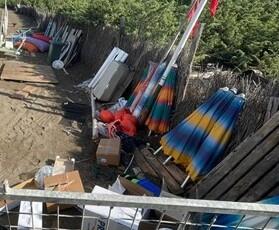 Nella foto, fornita dalla capitaneria di porto di Livorno, una parte del materiale che i militari della guardia costiera di Cecina hanno rinvenuto a Marina di Bibbona