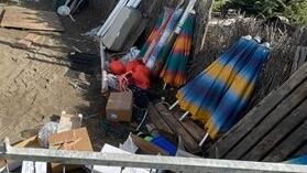 Nella foto, fornita dalla capitaneria di porto di Livorno, una parte del materiale che i militari della guardia costiera di Cecina hanno rinvenuto a Marina di Bibbona