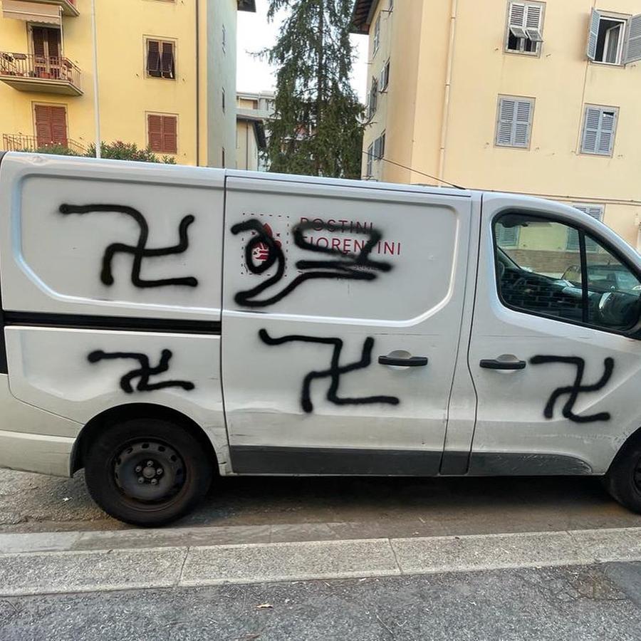 Firenze, i furgoni dei Postini fiorentini imbrattati con le svastiche