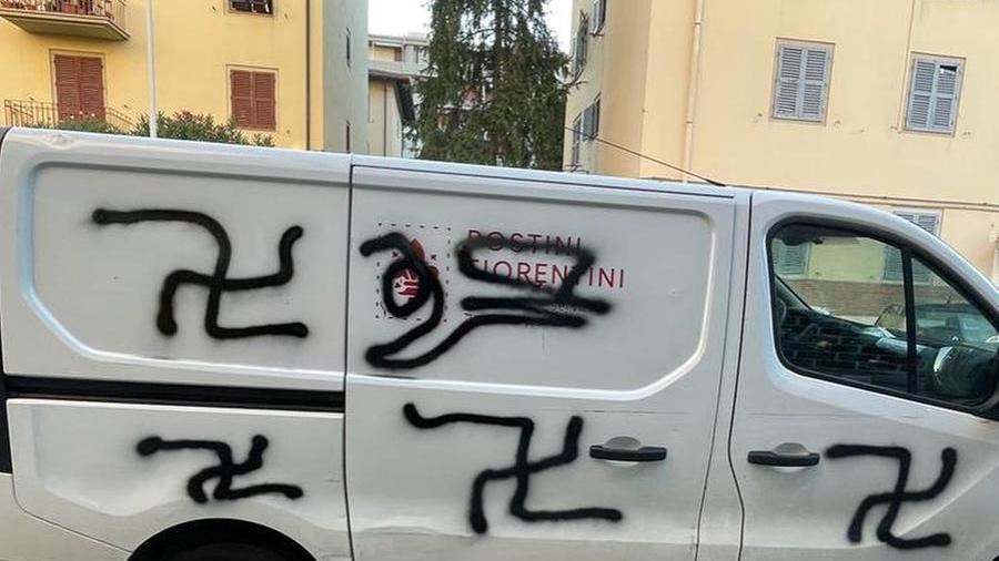 Firenze, i furgoni dei Postini fiorentini imbrattati con le svastiche