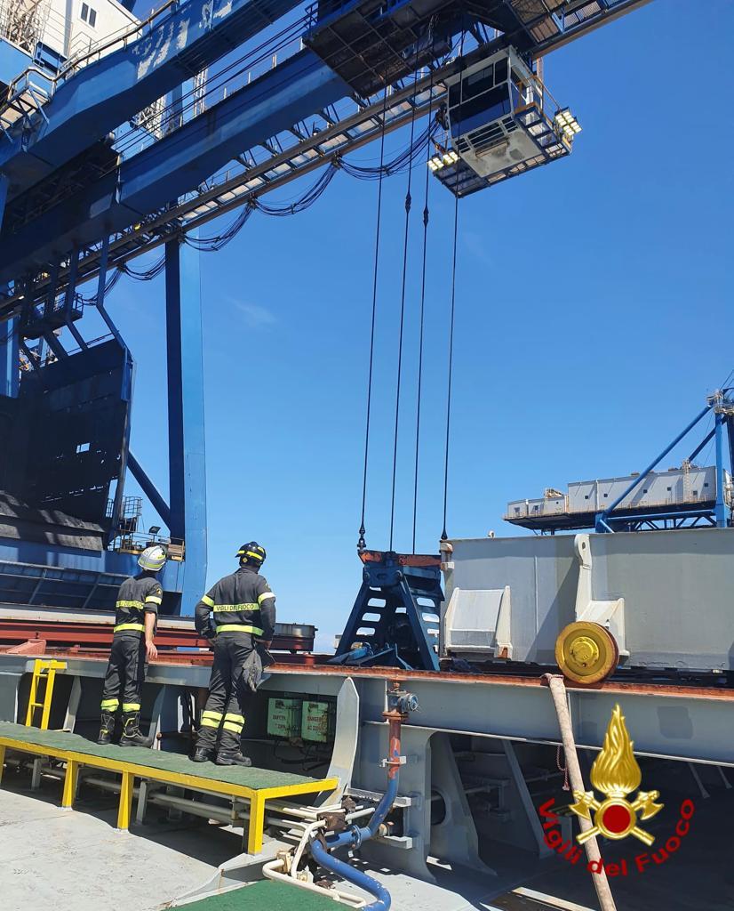 Allarme a Porto Torres, surriscaldamento anomalo su una nave carica di carbone