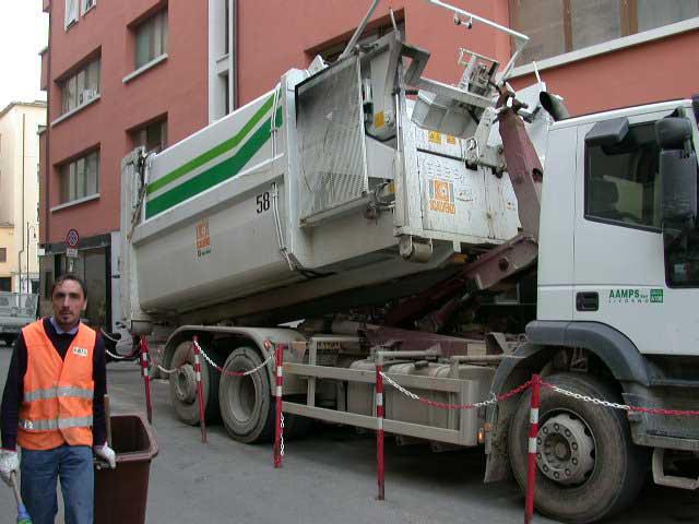 
	Un ispettore ambientale Aamps in via Buontalenti

