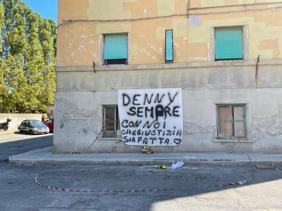 
	Lo striscione apparso per Denny in via Bruno

