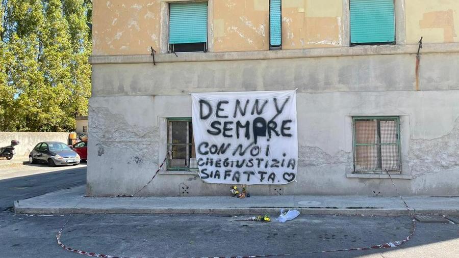Lo striscione apparso per Denny in via Bruno