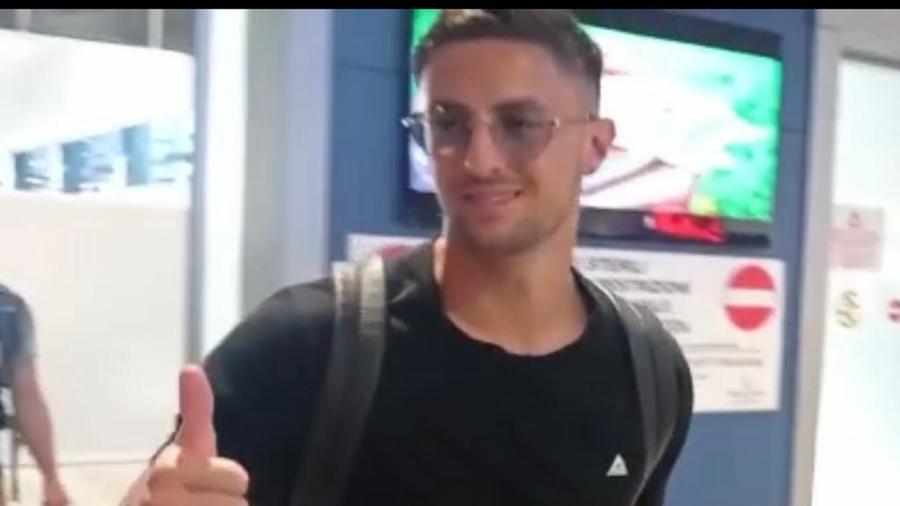 Antonio Barreca all'arrivo all'aeroporto di Cagliari-Elmas (foto Mario Rosas)