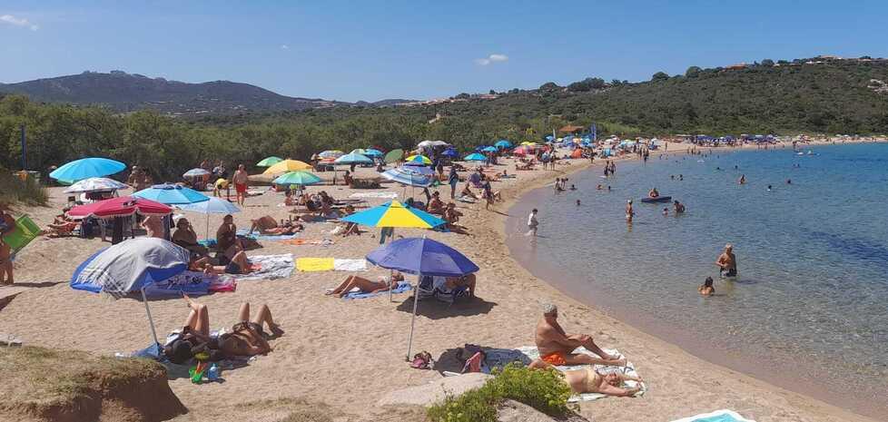 La Sciumara ieri 22 agosto affollata di bagnanti nonostante il divieto
