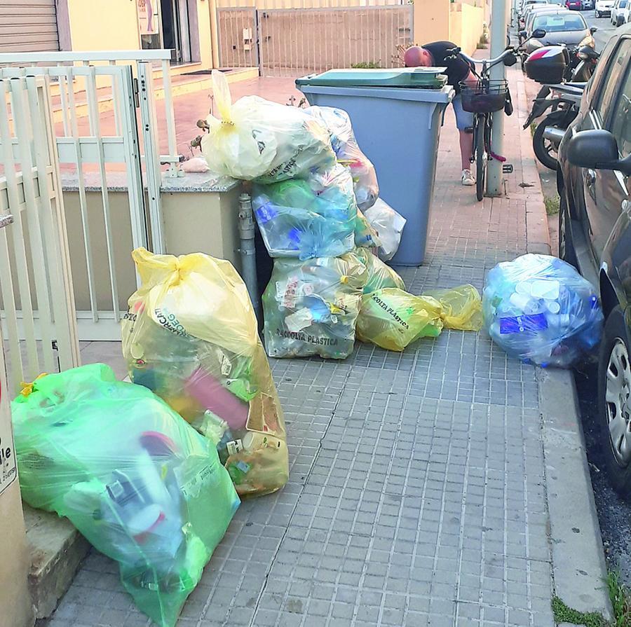 Dal centro storico sino alle borgate Alghero sommersa dalla spazzatura