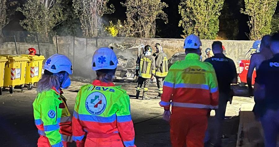 
	Il camper a fuoco con vigili del fuoco, soccorritori e polizia sul posto

