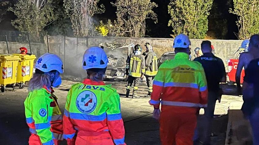 Il camper a fuoco con vigili del fuoco, soccorritori e polizia sul posto