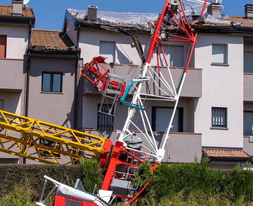 Disastro colposo: a Ferrara 6 indagati per la gru crollata sulle case 