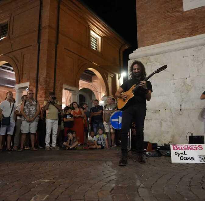 Buskers, gli artisti di strada al via: in centro a Ferrara parte il grande festival 