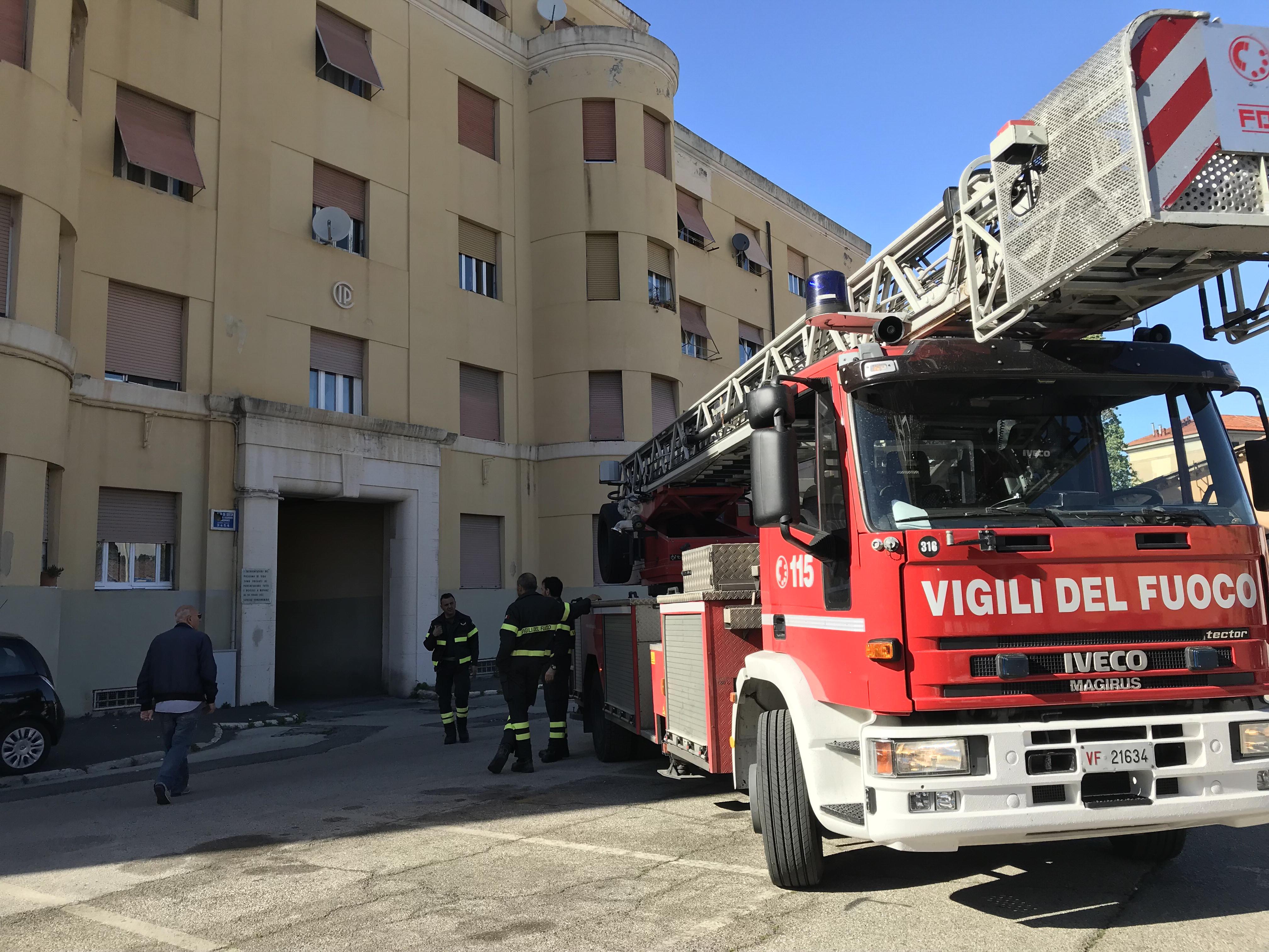 Livorno, trovato senza vita in casa: «Era morto da settimane» 