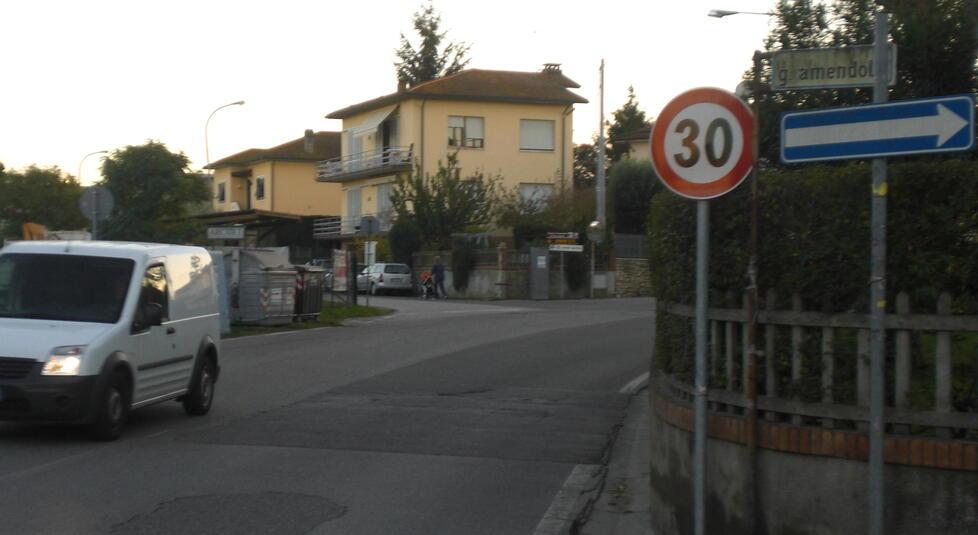 Un tratto di via Primo Maggio a Ponte a Egola dove venne investita la pensionata