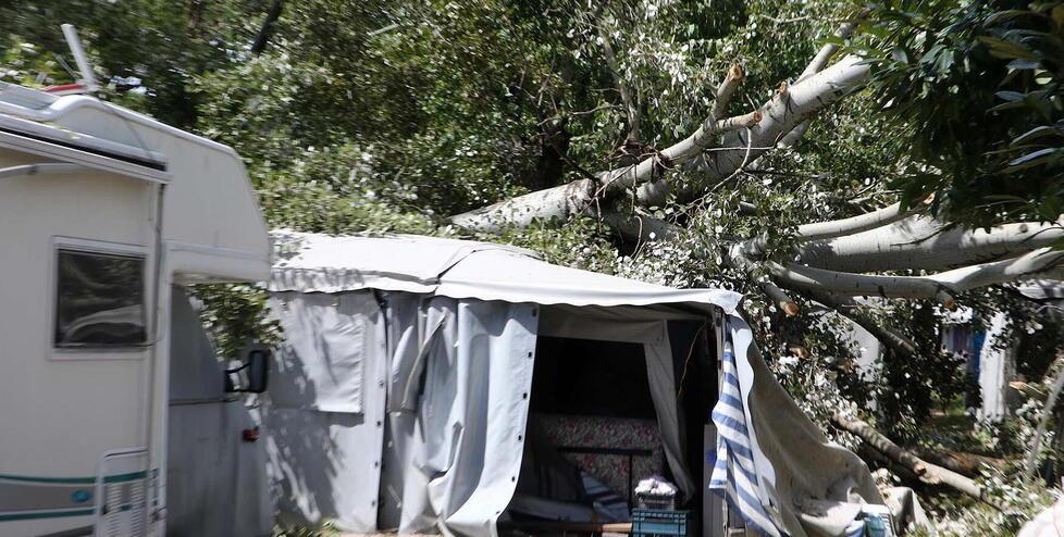 L’albero caduto su una roulotte al campeggio Italia