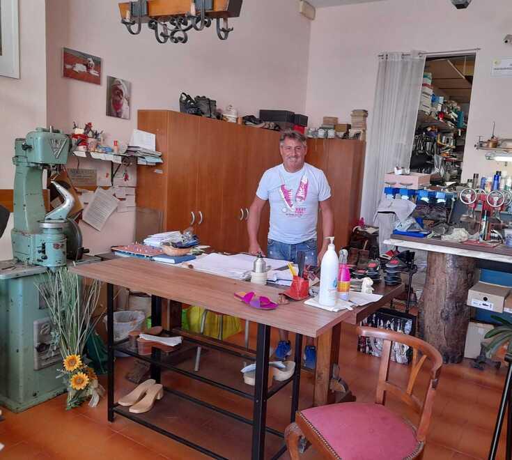 Marco Giacchè nel negozio di calzolaio