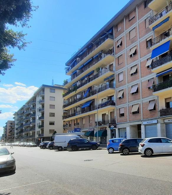 Prato, viaggio nel palazzo dei perfetti sconosciuti: «Qui è difficile fare rete, la solitudine ammazza» 