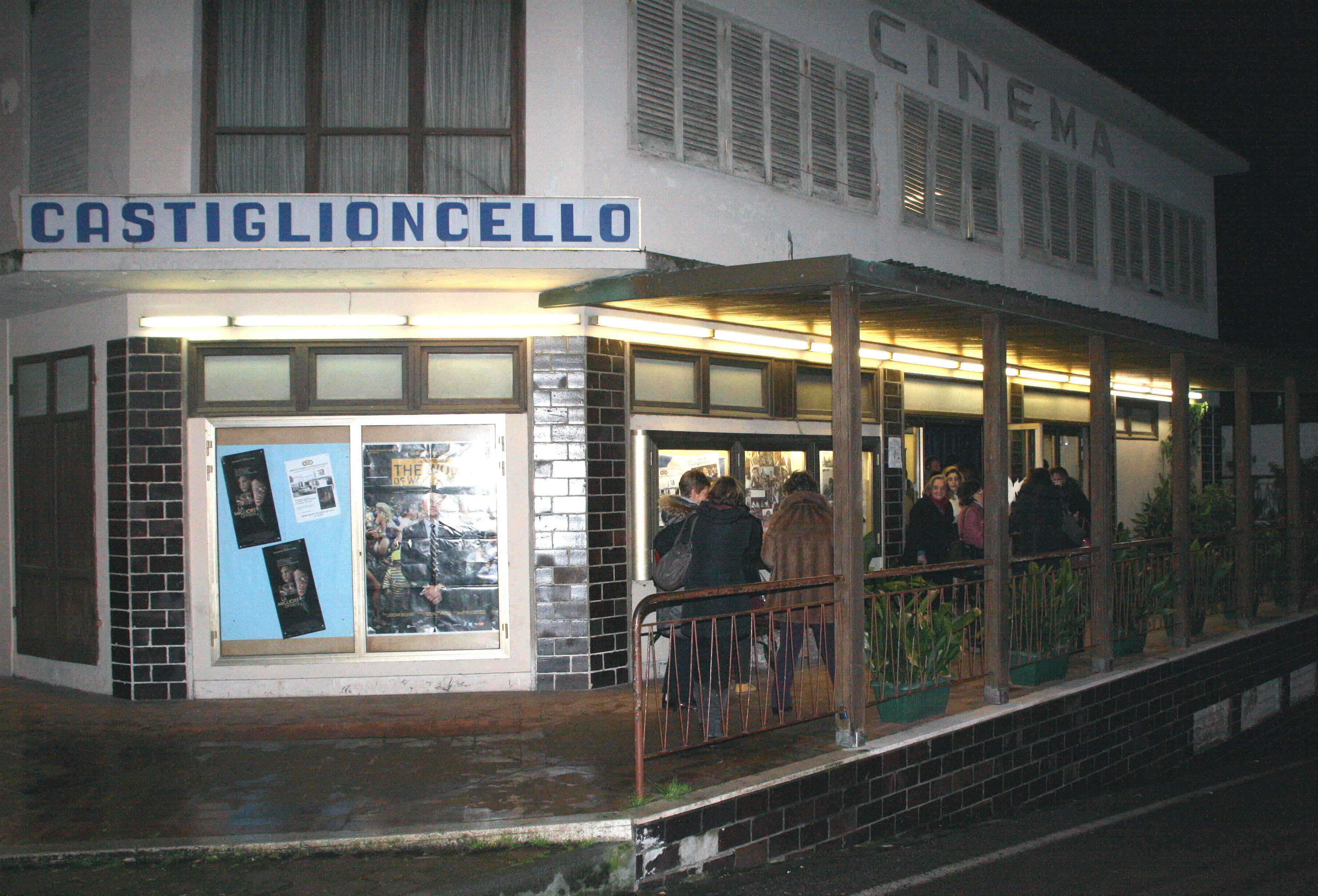 L’insegna del vecchio cinema sull’Aurelia e la fila per entrare