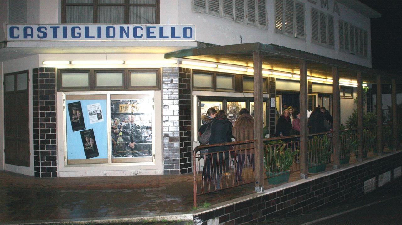 L’insegna del vecchio cinema sull’Aurelia e la fila per entrare